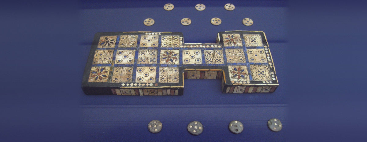 British Museum'daki Ur Kraliyet Oyunu tahtası ve taşları