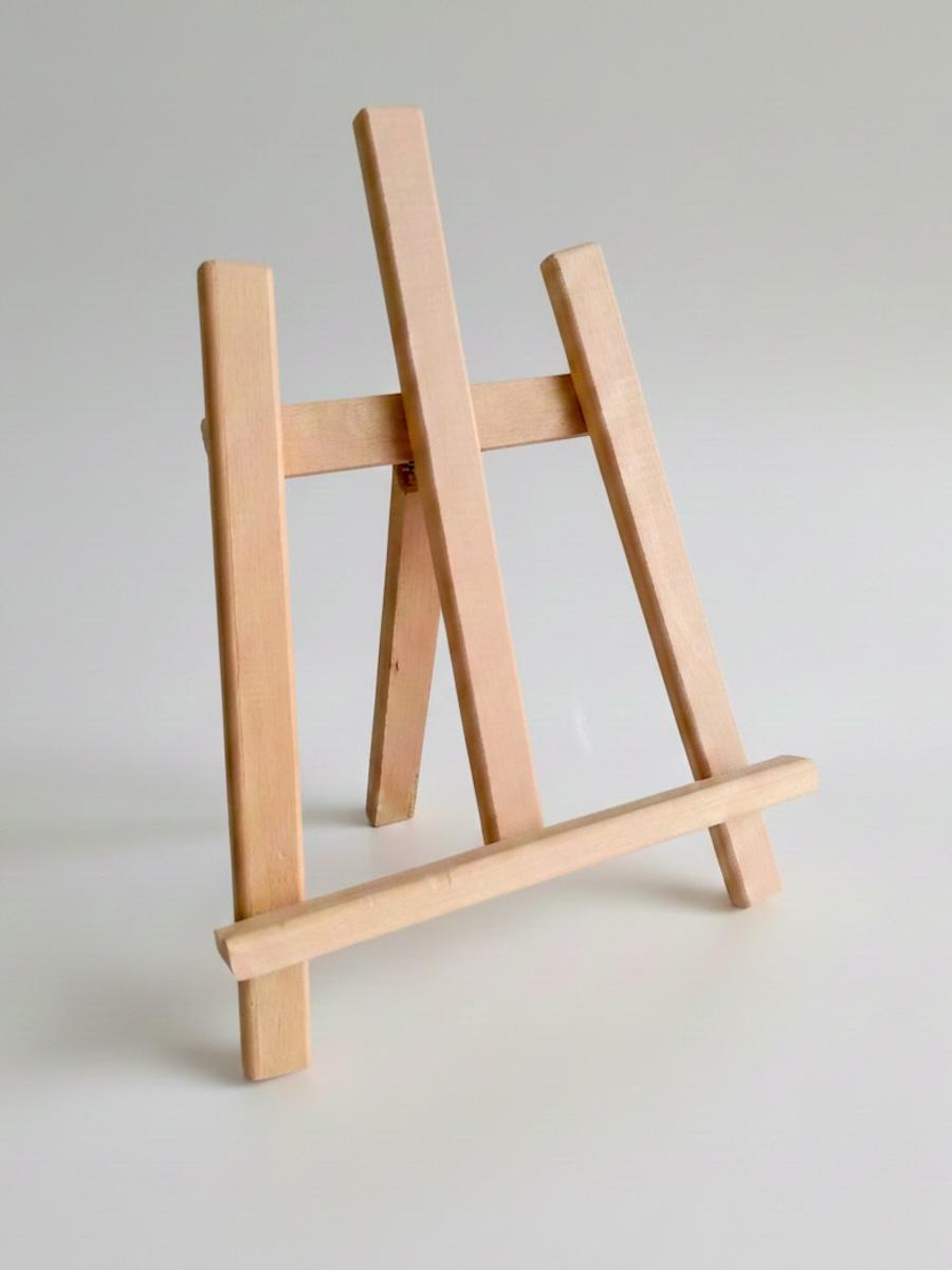 Masif Ahşap Masa Şövalesi – El Yapımı Tahta Sergi Standı (28 × 30 cm)
