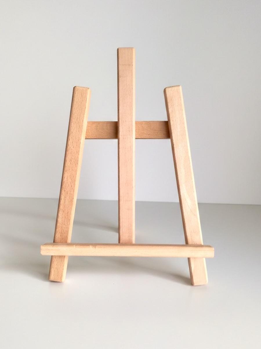 Masif Ahşap Masa Şövalesi – El Yapımı Tahta Sergi Standı (28 × 30 cm)